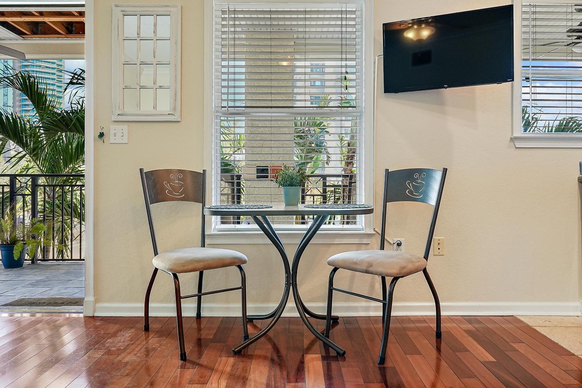 Villa Wine-Dine-Sunshine Cozy Flat In The Heart Of Dtsp à St. Petersburg Extérieur photo