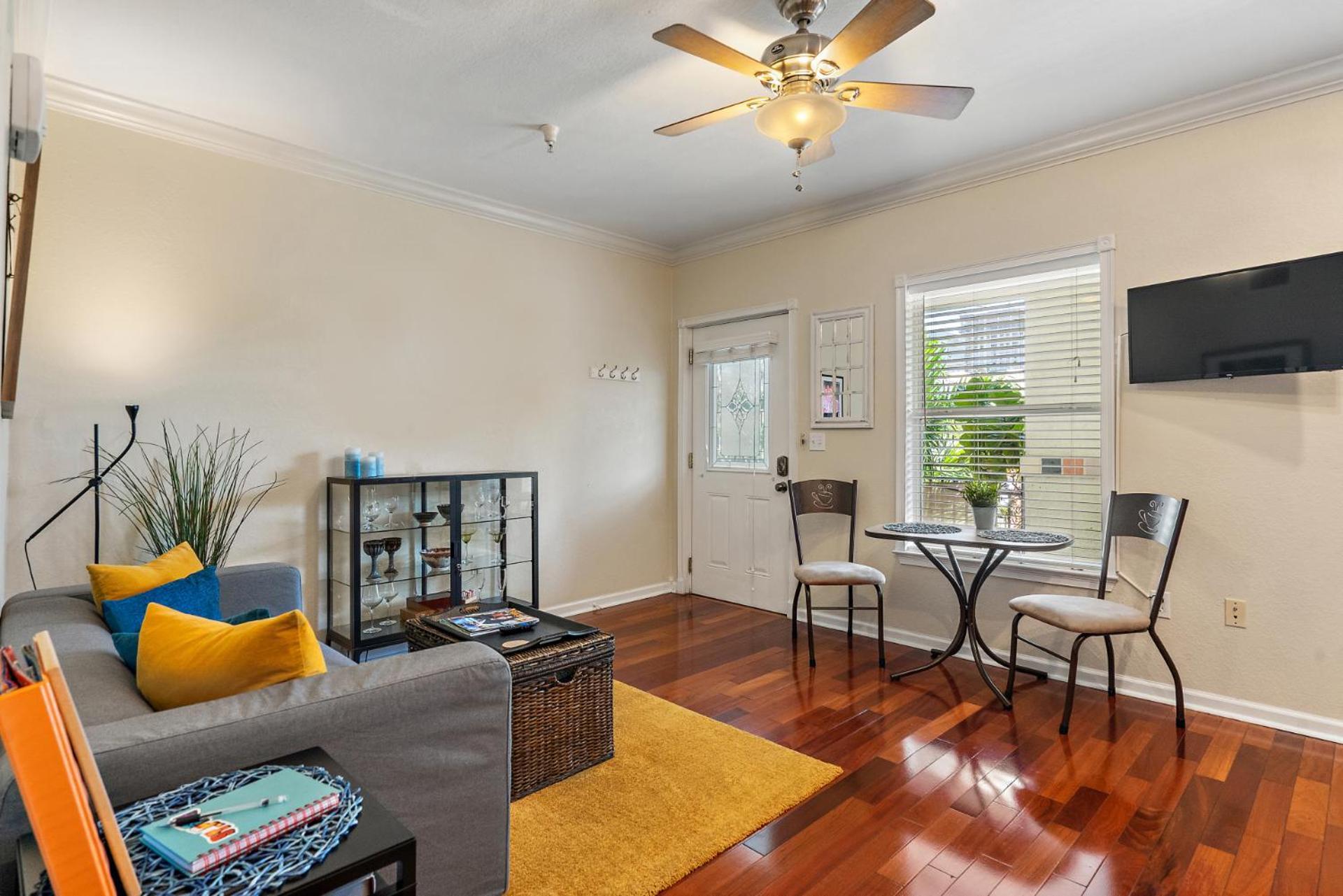 Villa Wine-Dine-Sunshine Cozy Flat In The Heart Of Dtsp à St. Petersburg Extérieur photo